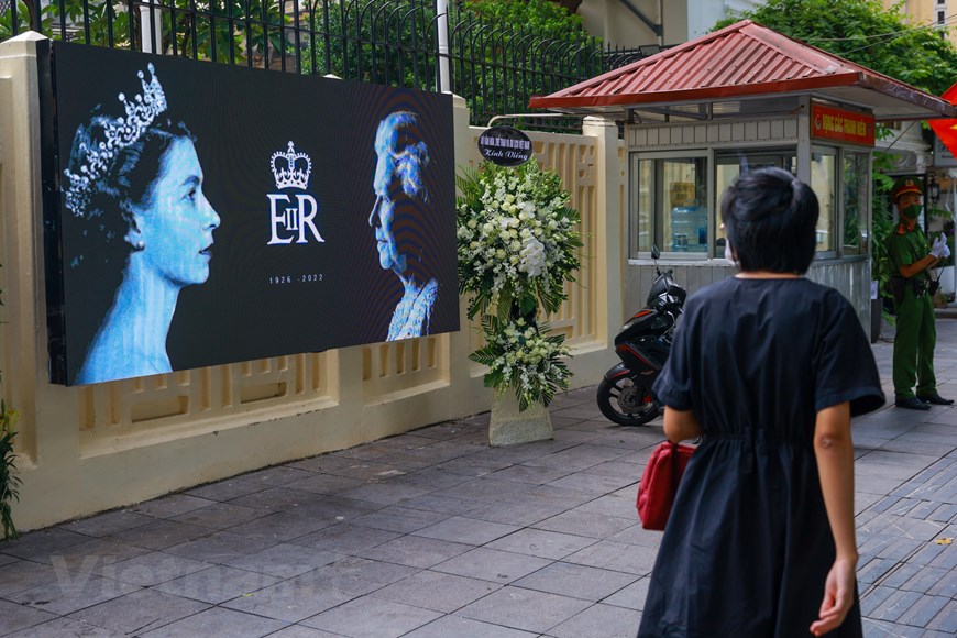 Người dân viết sổ tang viếng Nữ hoàng Elizabeth II tại Hà Nội - Ảnh 3.