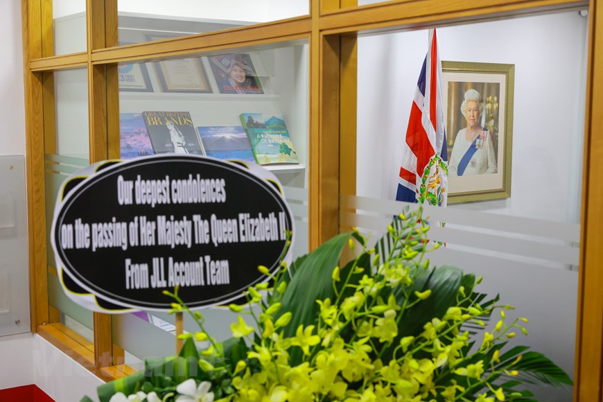 Người dân viết sổ tang viếng Nữ hoàng Elizabeth II tại Hà Nội - Ảnh 6.
