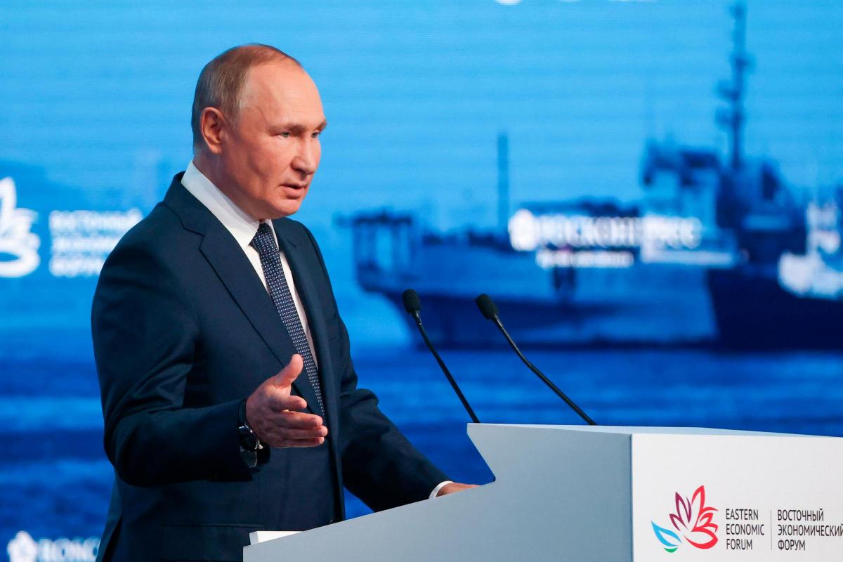 Tổng thống Nga Vladimir Putin có bài phát biểu tại phiên họp toàn thể của Diễn đàn Kinh tế Phương Đông (EEF) 2022 ở Vladivostok, Nga hôm 7/9. Ảnh: @TASS Host Photo / Handout qua Reuters.