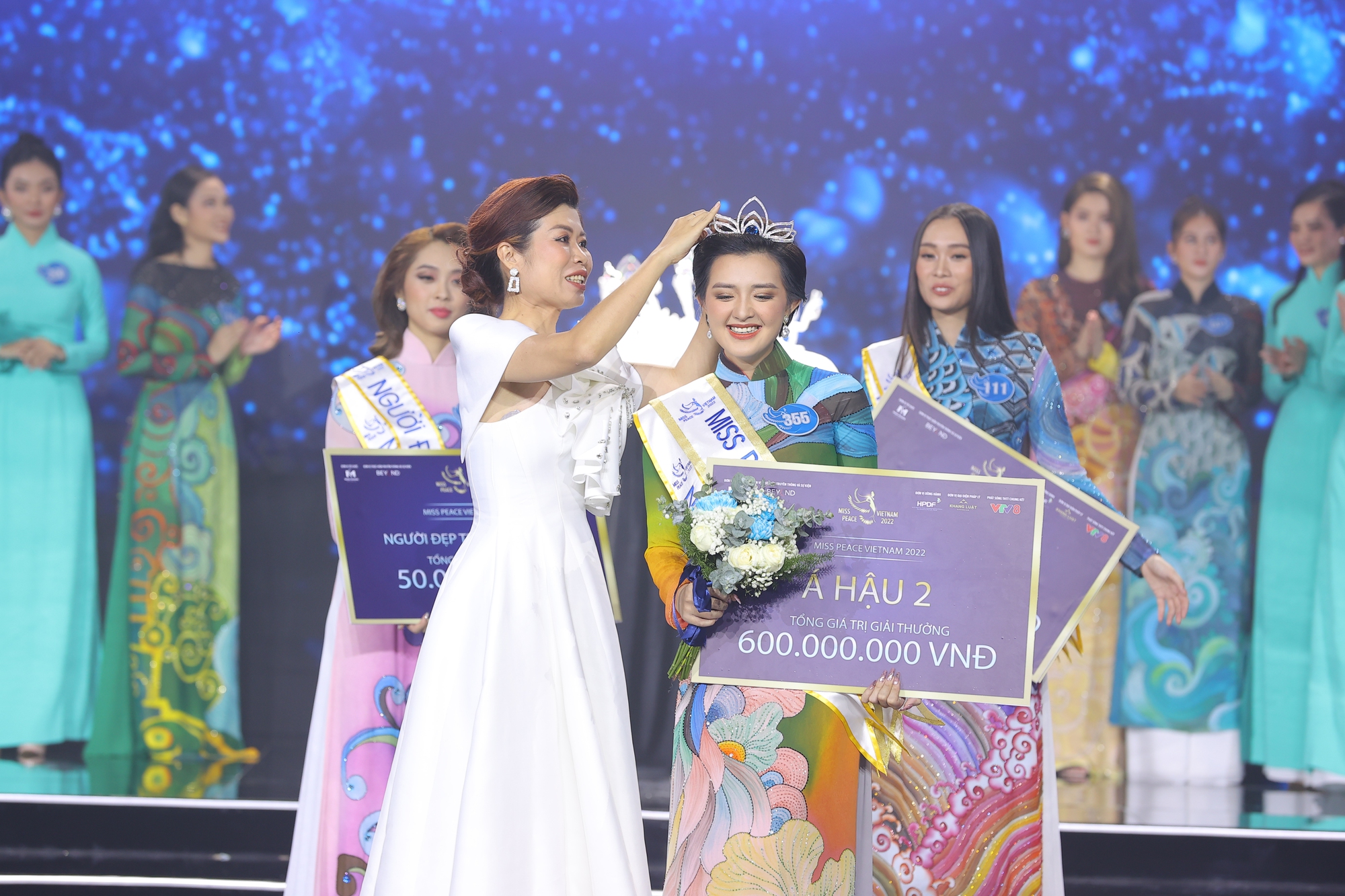 Trần Thị Ban Mai – thông dịch viên sinh năm 2000 đăng quang Miss Peace Vietnam 2022 - Ảnh 3.
