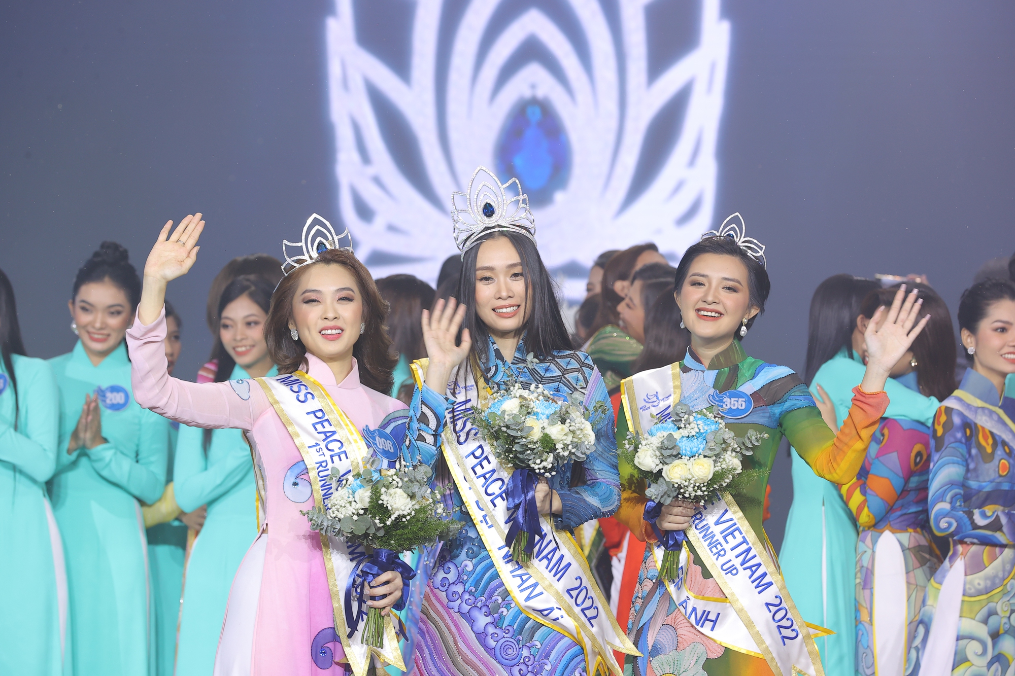 Trần Thị Ban Mai – thông dịch viên sinh năm 2000 đăng quang Miss Peace Vietnam 2022 - Ảnh 1.