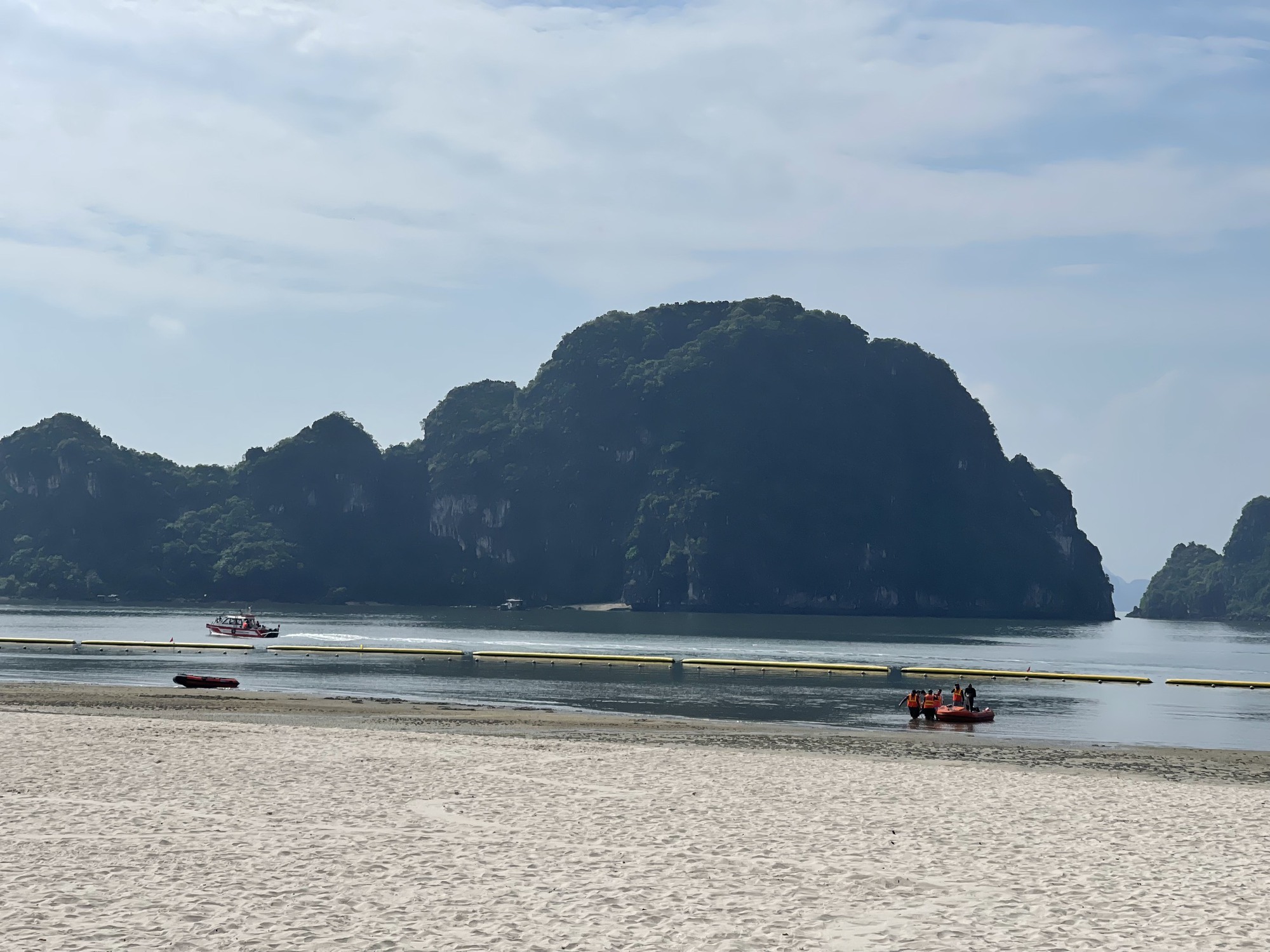 Quảng Ninh: đi mô tô nước lúc nửa đêm, cô gái tử vong ở bãi tắm Hòn Gai  - Ảnh 1.