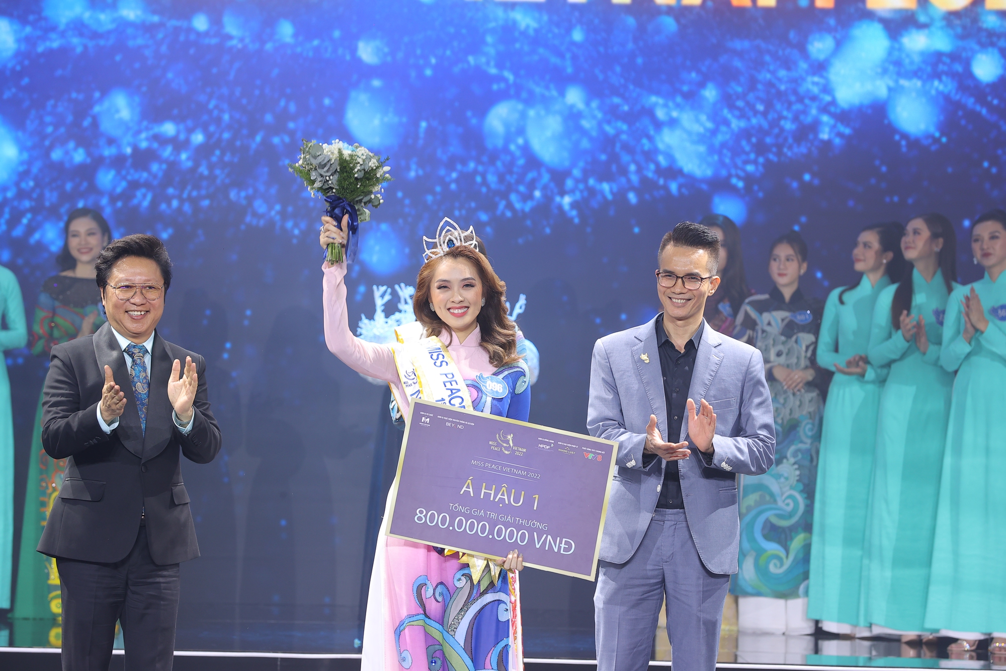 Trần Thị Ban Mai – thông dịch viên sinh năm 2000 đăng quang Miss Peace Vietnam 2022 - Ảnh 2.
