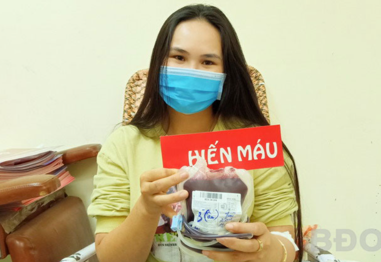 Người phụ nữ có nhóm máu hiếm vượt hơn 300 cây số để hiến máu cứu người - Ảnh 2.