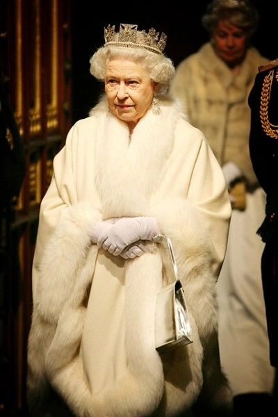 Nữ hoàng Anh Elizabeth II: Biểu tượng thời trang trong gần một thế kỷ - Ảnh 6.