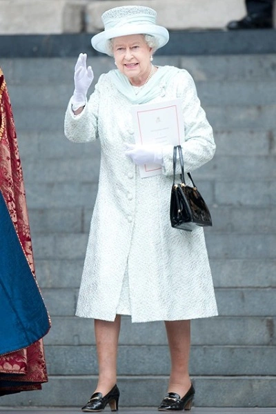 Nữ hoàng Anh Elizabeth II: Biểu tượng thời trang trong gần một thế kỷ - Ảnh 2.