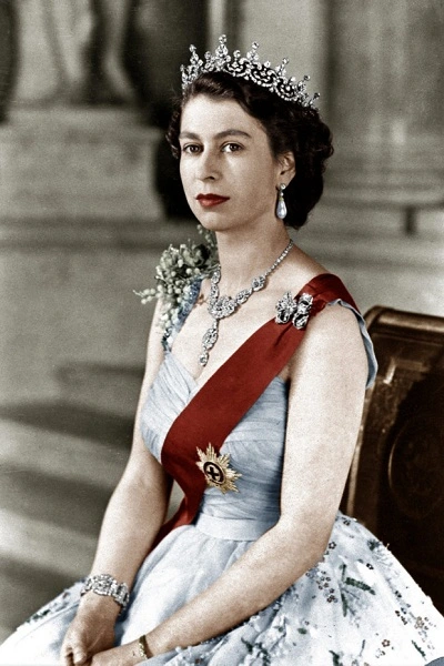Nữ hoàng Anh Elizabeth II: Biểu tượng thời trang trong gần một thế kỷ - Ảnh 1.