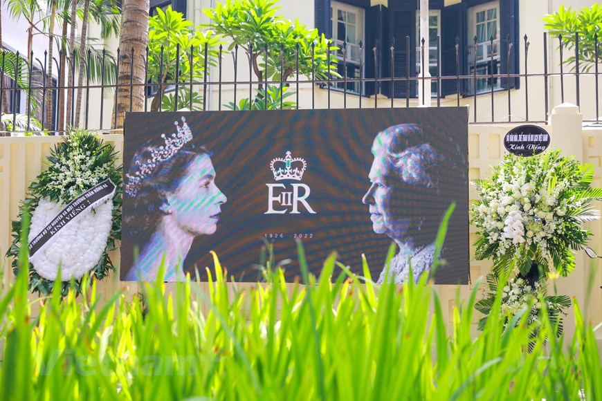 Người dân viết sổ tang viếng Nữ hoàng Elizabeth II tại Hà Nội - Ảnh 1.