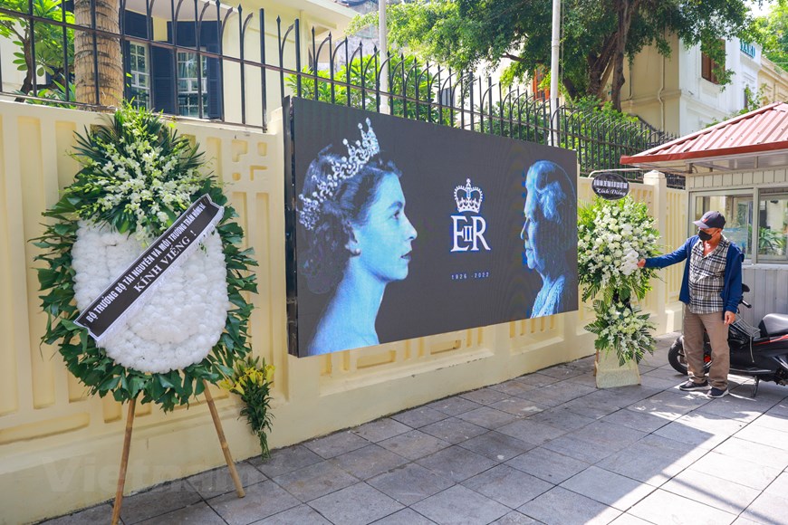 Người dân viết sổ tang viếng Nữ hoàng Elizabeth II tại Hà Nội - Ảnh 2.