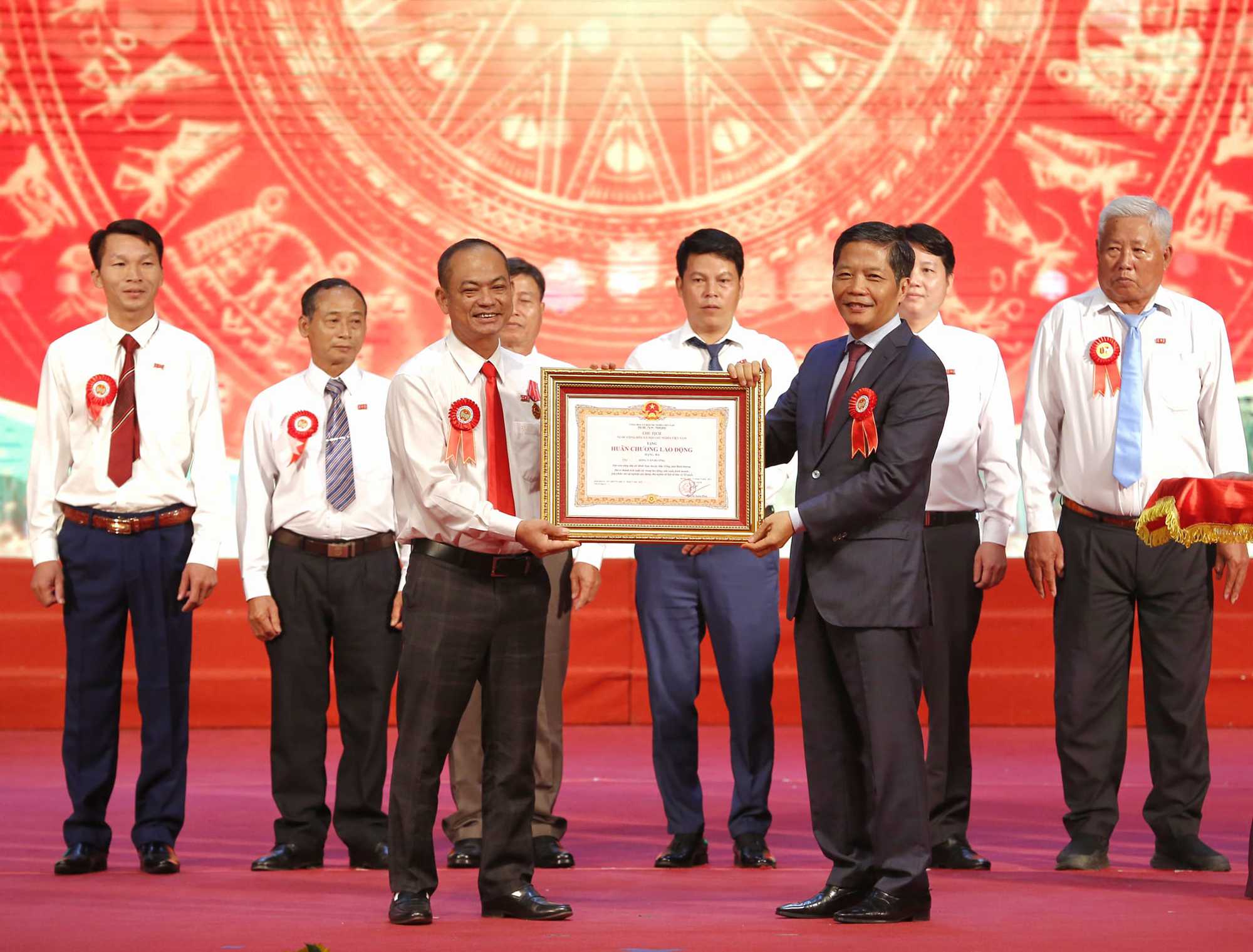 10 nông dân tiêu biểu được Chủ tịch nước tặng thưởng Huân chương Lao động - Ảnh 2.