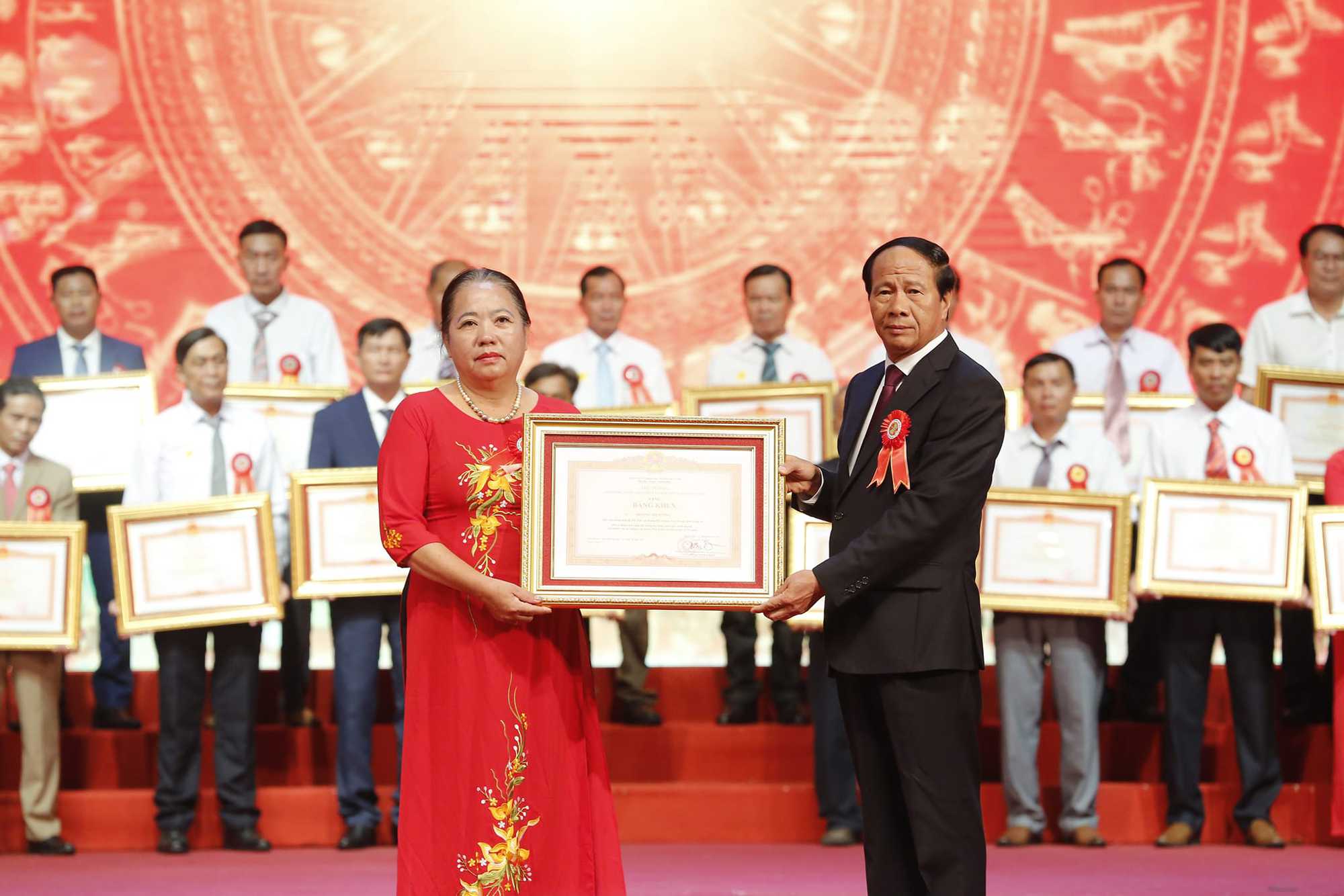 Trao tặng Bằng khen của Thủ tướng Chính phủ cho 27 nông dân sản xuất kinh doanh giỏi - Ảnh 2.