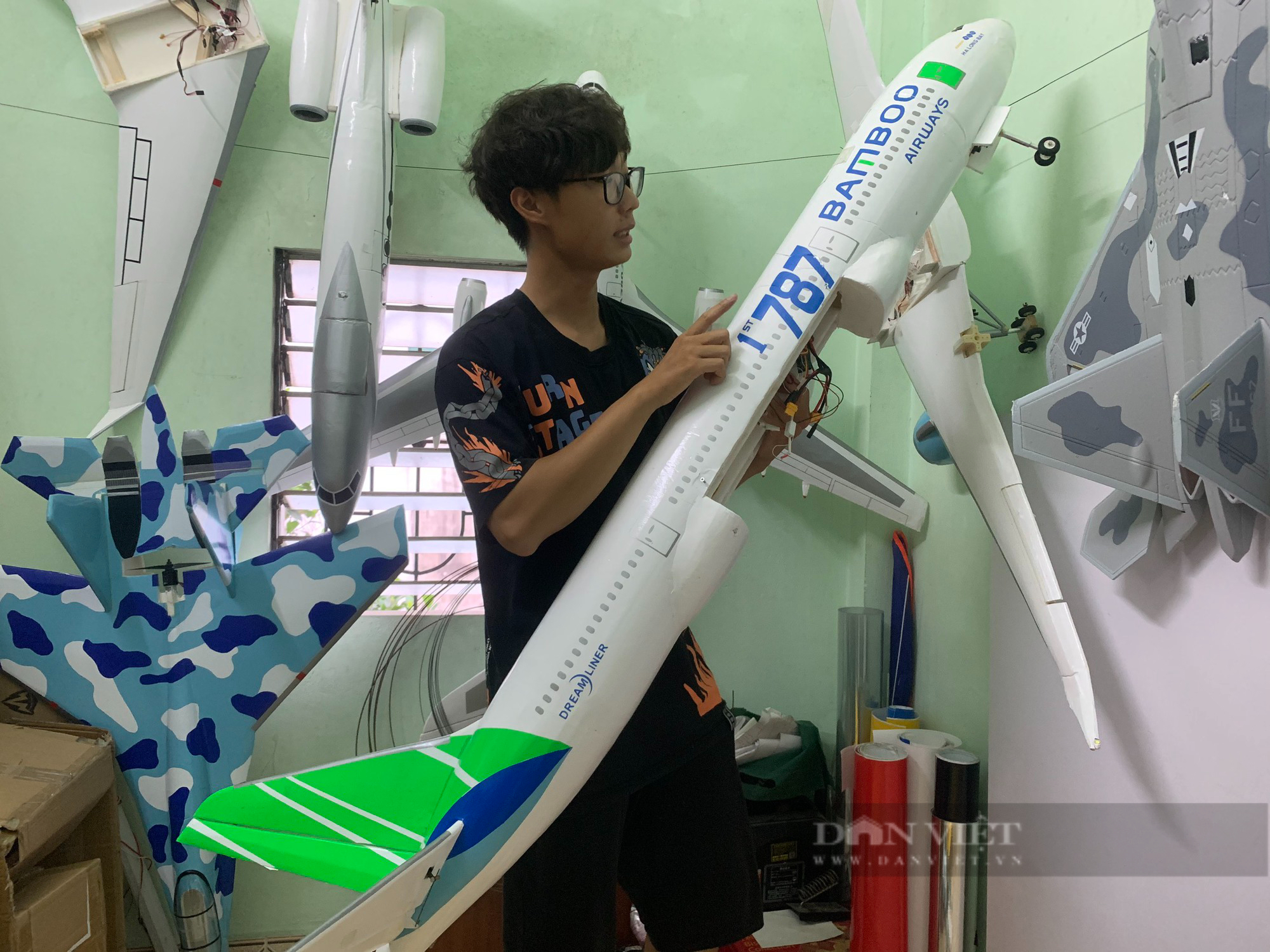 Hà Nội: Chàng trai 10x tự chế hơn 100 chiếc máy bay “siêu tốc độ” - Ảnh 6.