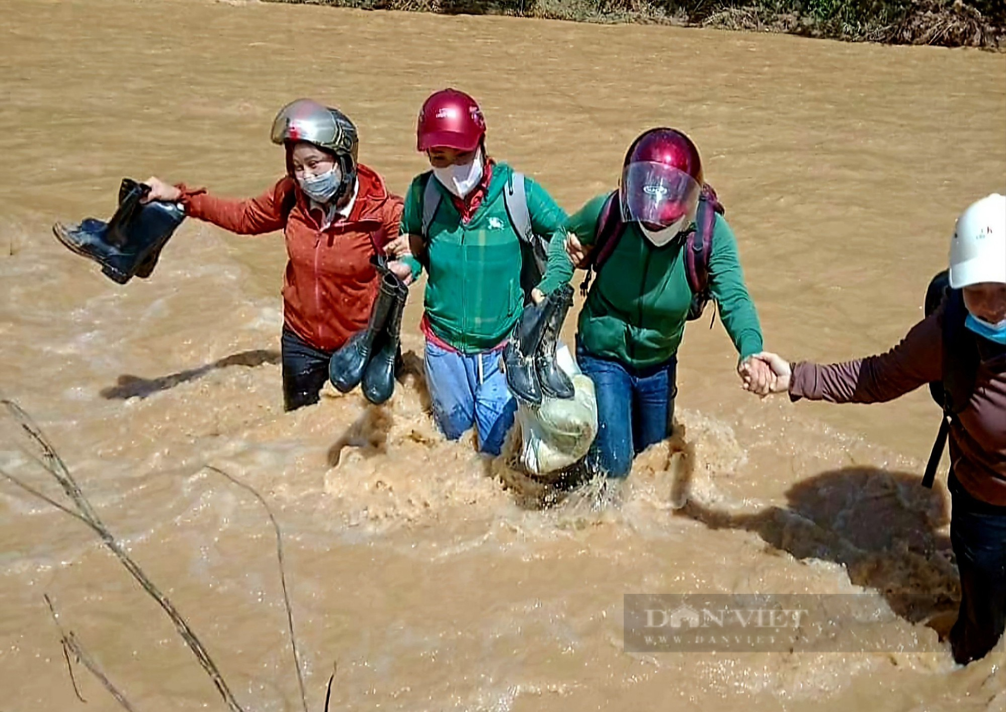 Giáo viên lội suối, băng rừng đến lớp, rớm nước mắt nhìn cảnh trường bị tàn phá kinh hoàng sau lũ - Ảnh 5.