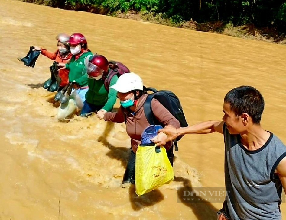 Giáo viên lội suối, băng rừng đến lớp, rớm nước mắt nhìn cảnh trường bị tàn phá kinh hoàng sau lũ - Ảnh 10.