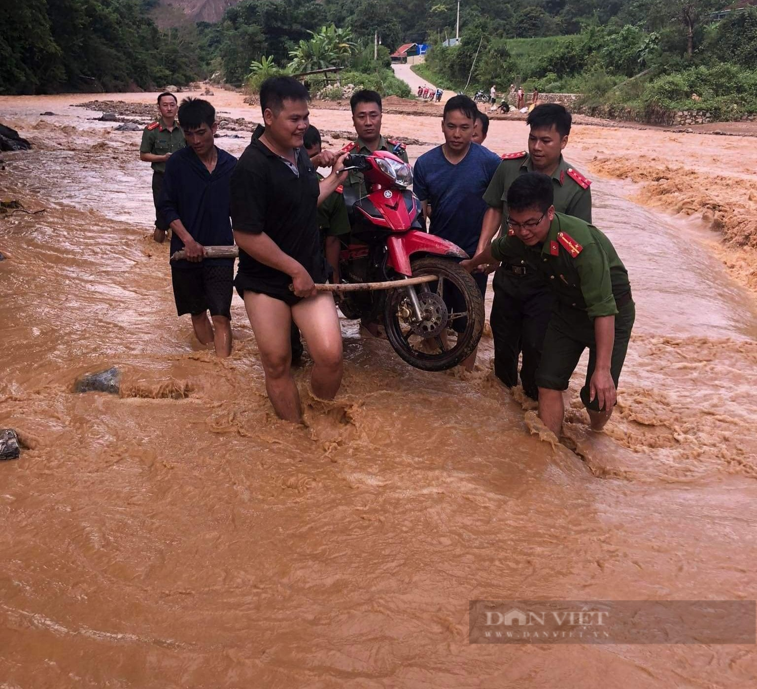 Giáo viên lội suối, băng rừng đến lớp, rớm nước mắt nhìn cảnh trường bị tàn phá kinh hoàng sau lũ - Ảnh 13.