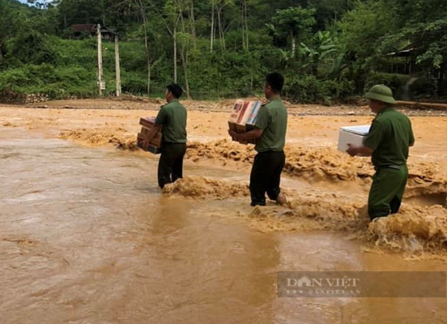 Giáo viên lội suối, băng rừng đến lớp, rớm nước mắt nhìn cảnh trường bị tàn phá kinh hoàng sau lũ - Ảnh 14.