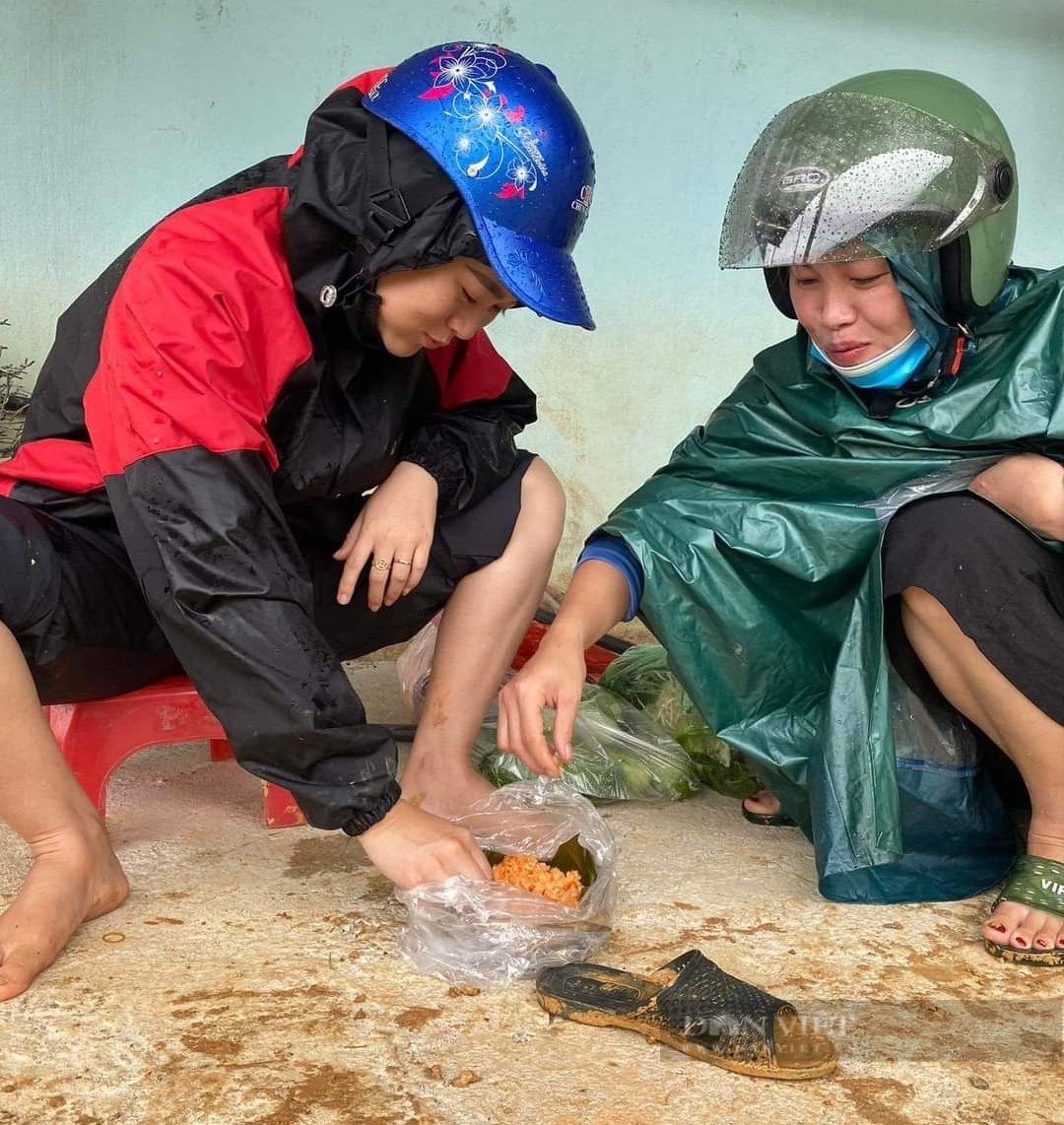 Giáo viên lội suối, băng rừng đến lớp, rớm nước mắt nhìn cảnh trường bị tàn phá kinh hoàng sau lũ - Ảnh 7.