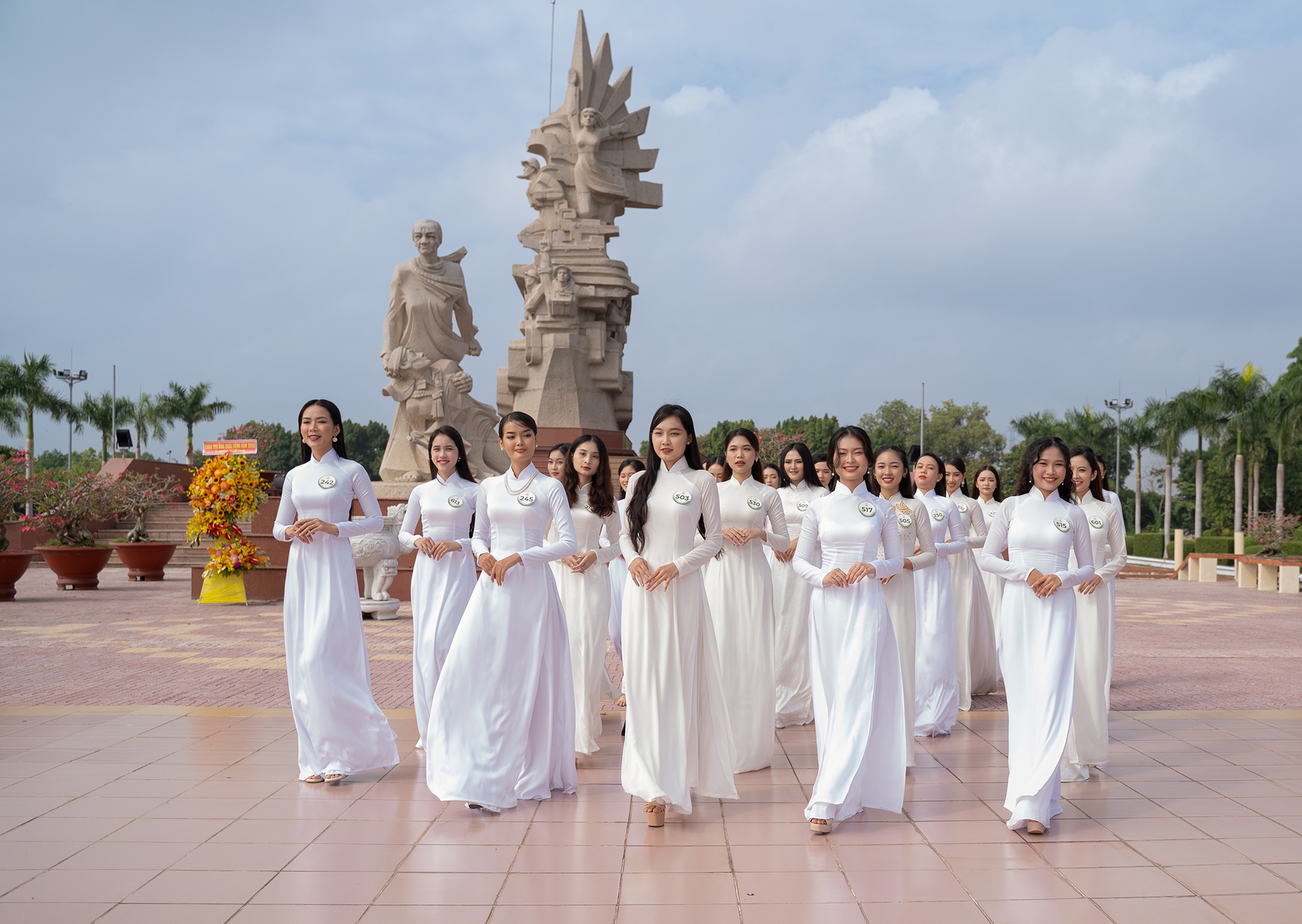 Top 25 Hoa khôi Sông Vàm duyên dáng trong tà áo dài trắng, dâng hương tại khu tưởng niệm - Ảnh 1.