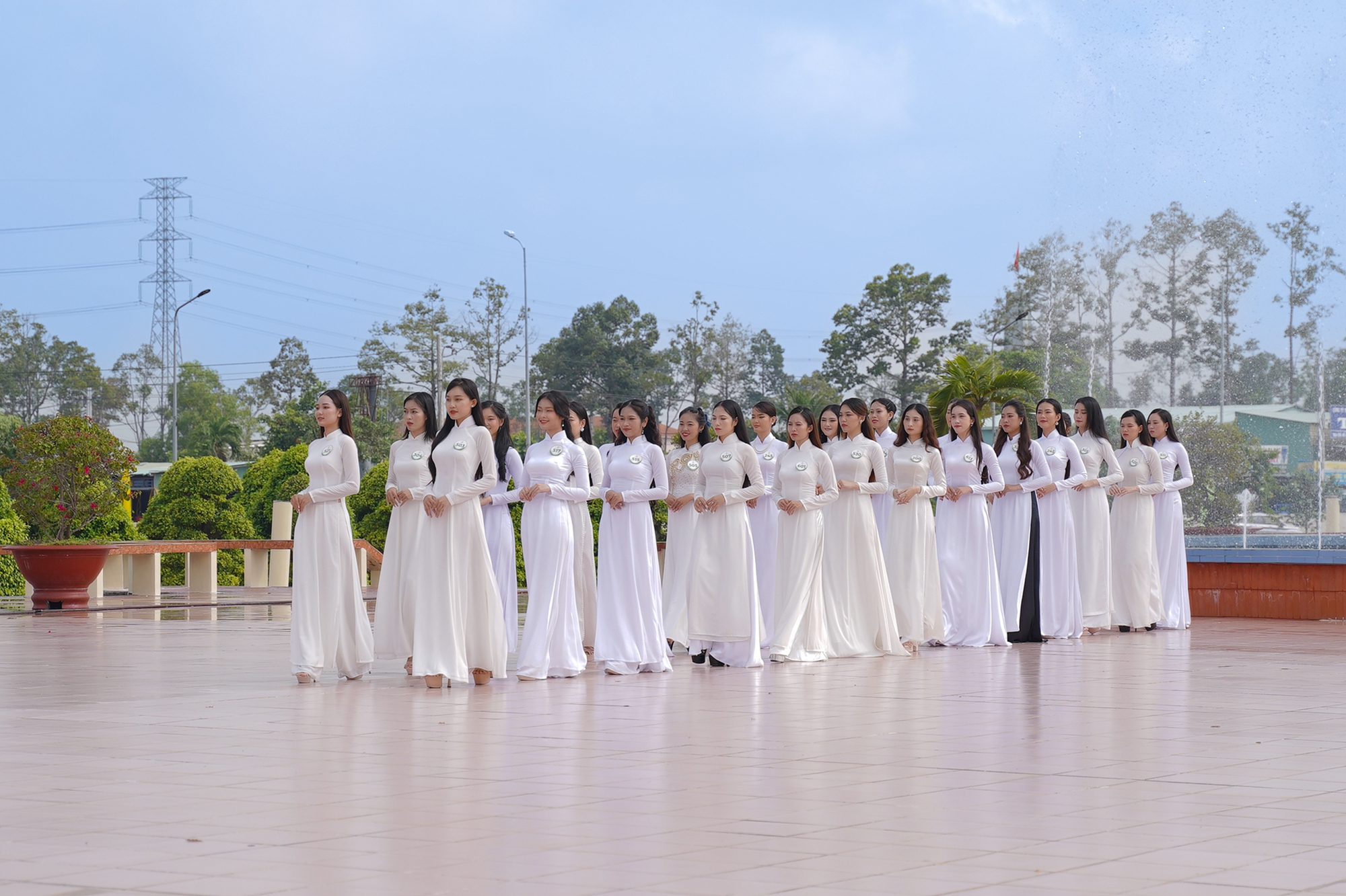 Top 25 Hoa khôi Sông Vàm duyên dáng trong tà áo dài trắng, dâng hương tại khu tưởng niệm - Ảnh 2.