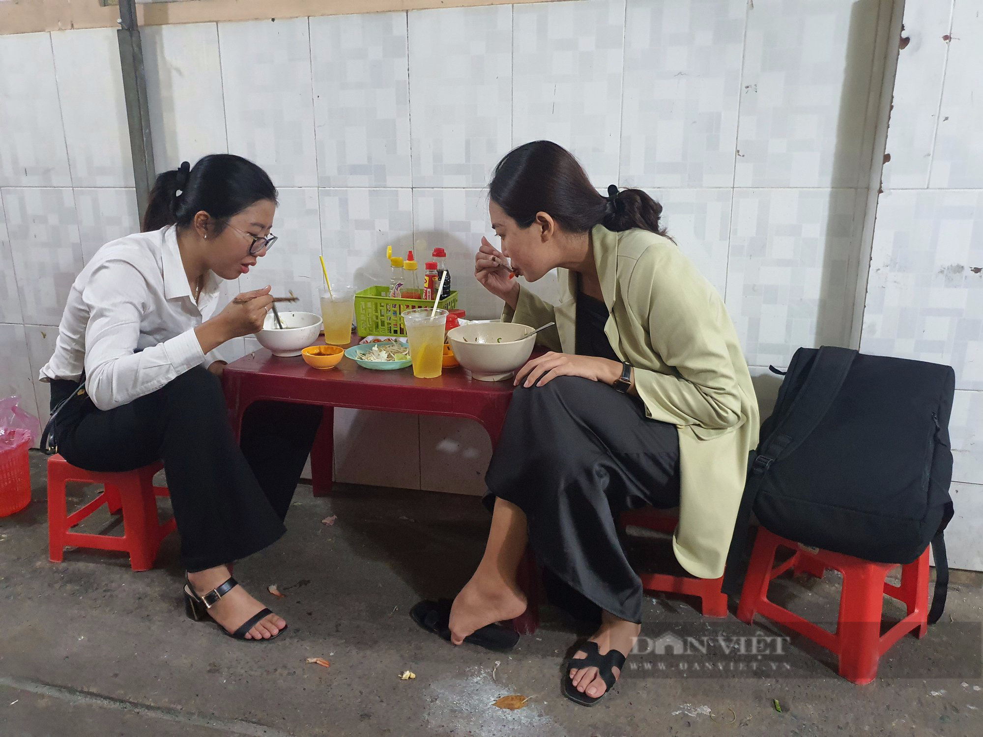 Sài Gòn quán: Hủ tiếu gà 4h chiều mới mở bán, khách phải đi sớm để được ăn đúng món mình thích - Ảnh 2.