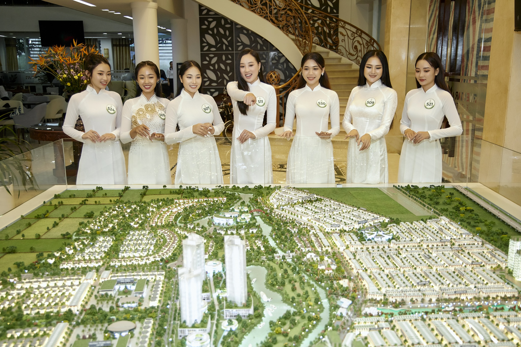 Top 25 Hoa khôi Sông Vàm duyên dáng trong tà áo dài trắng, dâng hương tại khu tưởng niệm - Ảnh 6.