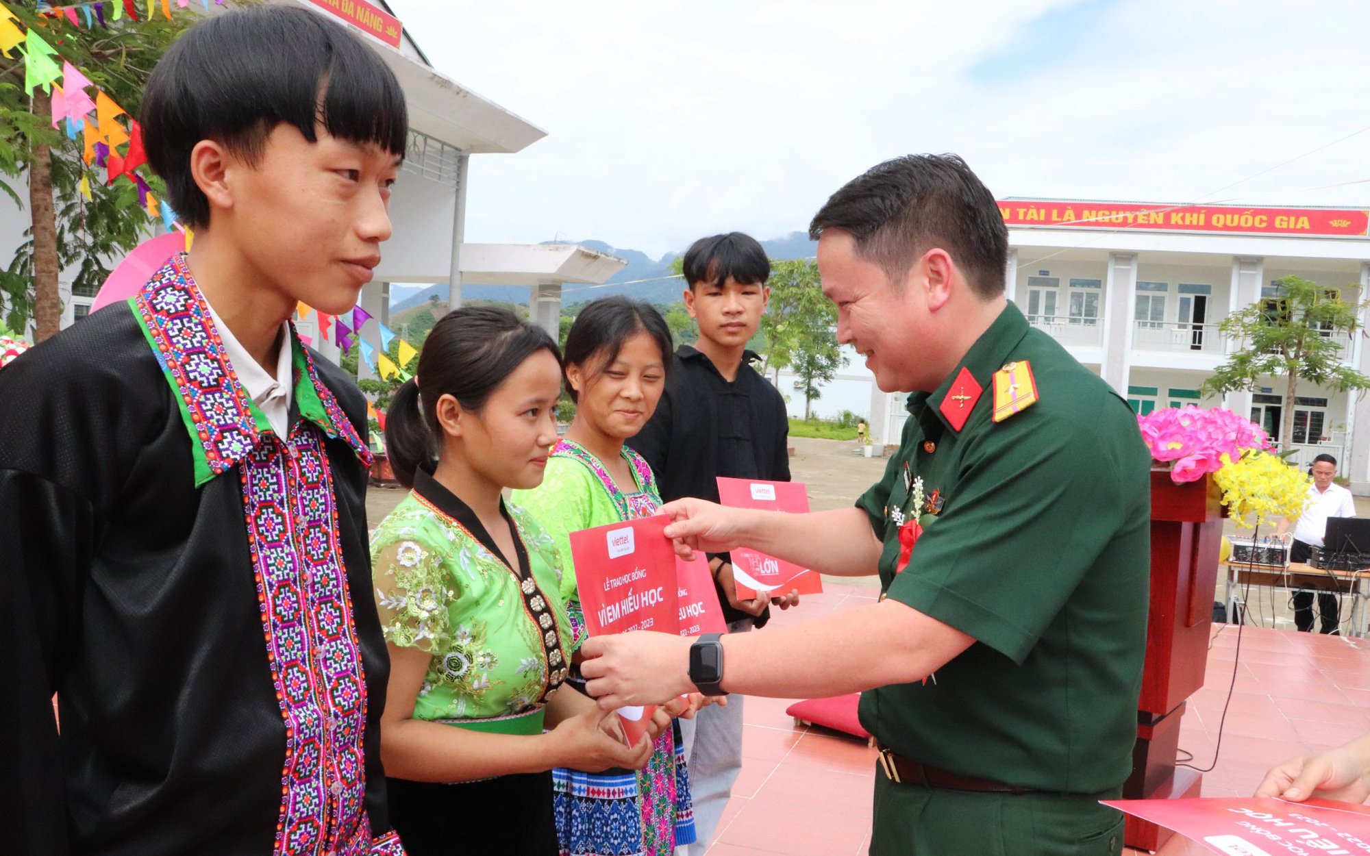 Viettel trao hơn 40 tỷ đồng học bổng Vì em hiếu học