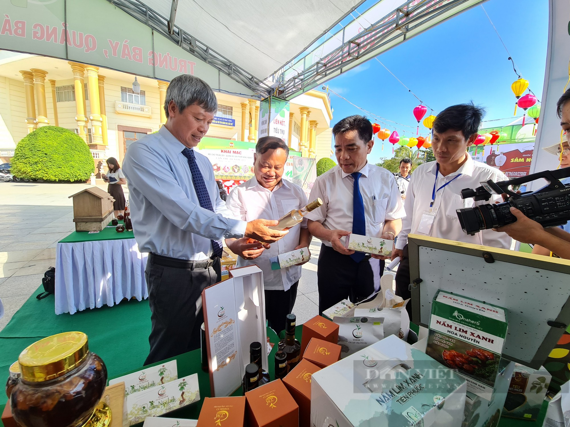 Phó Chủ tịch Hội Nông dân Việt Nam Đinh Khắc Đính khai mạc hội chợ nông sản ở Quảng Nam- Ảnh 3.