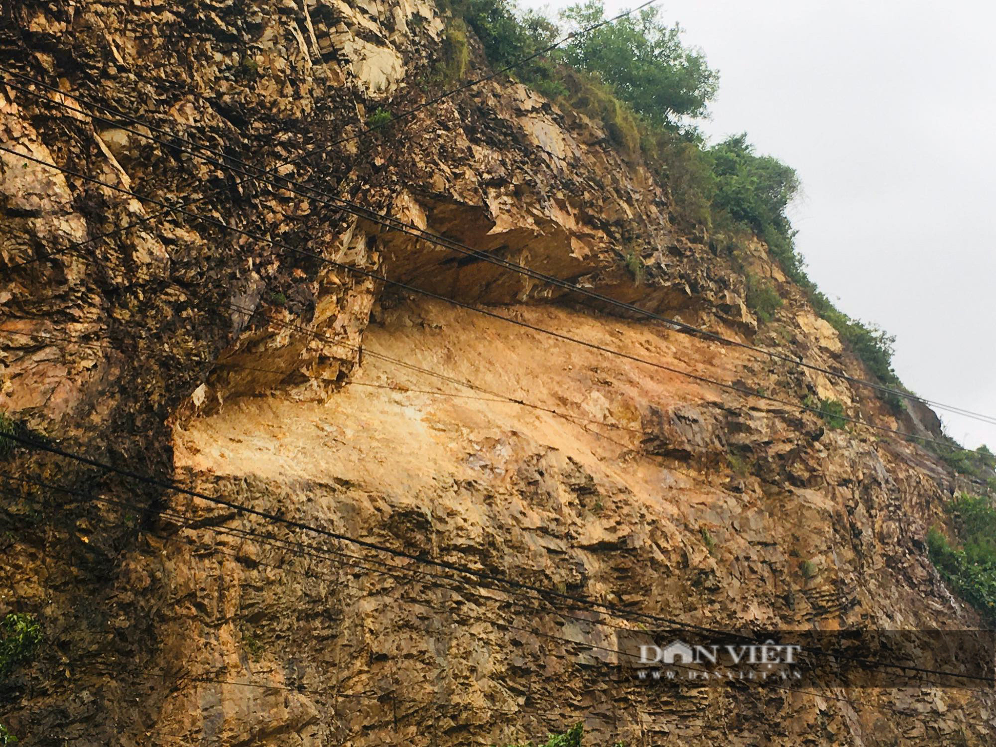 Đề xuất dùng hệ neo khoan cấy trong núi đá kết hợp lưới thép để xử lý sạt lở núi Bà Hoả - Ảnh 1.