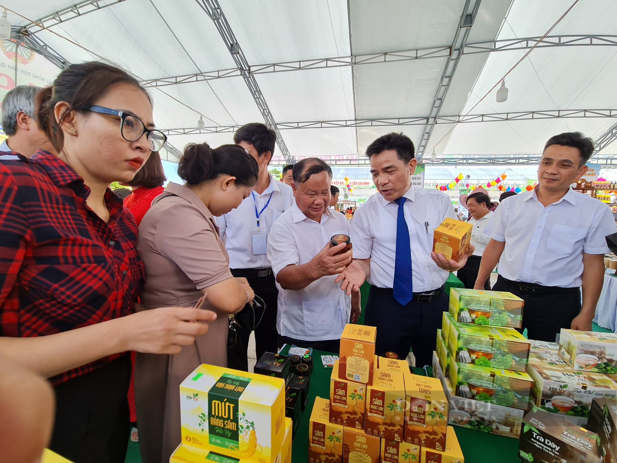 Phó Chủ tịch Trung ương Hội Nông dân Việt Nam Đinh Khắc Đính khai mạc hội chợ nông sản ở Quảng Nam - Ảnh 1.