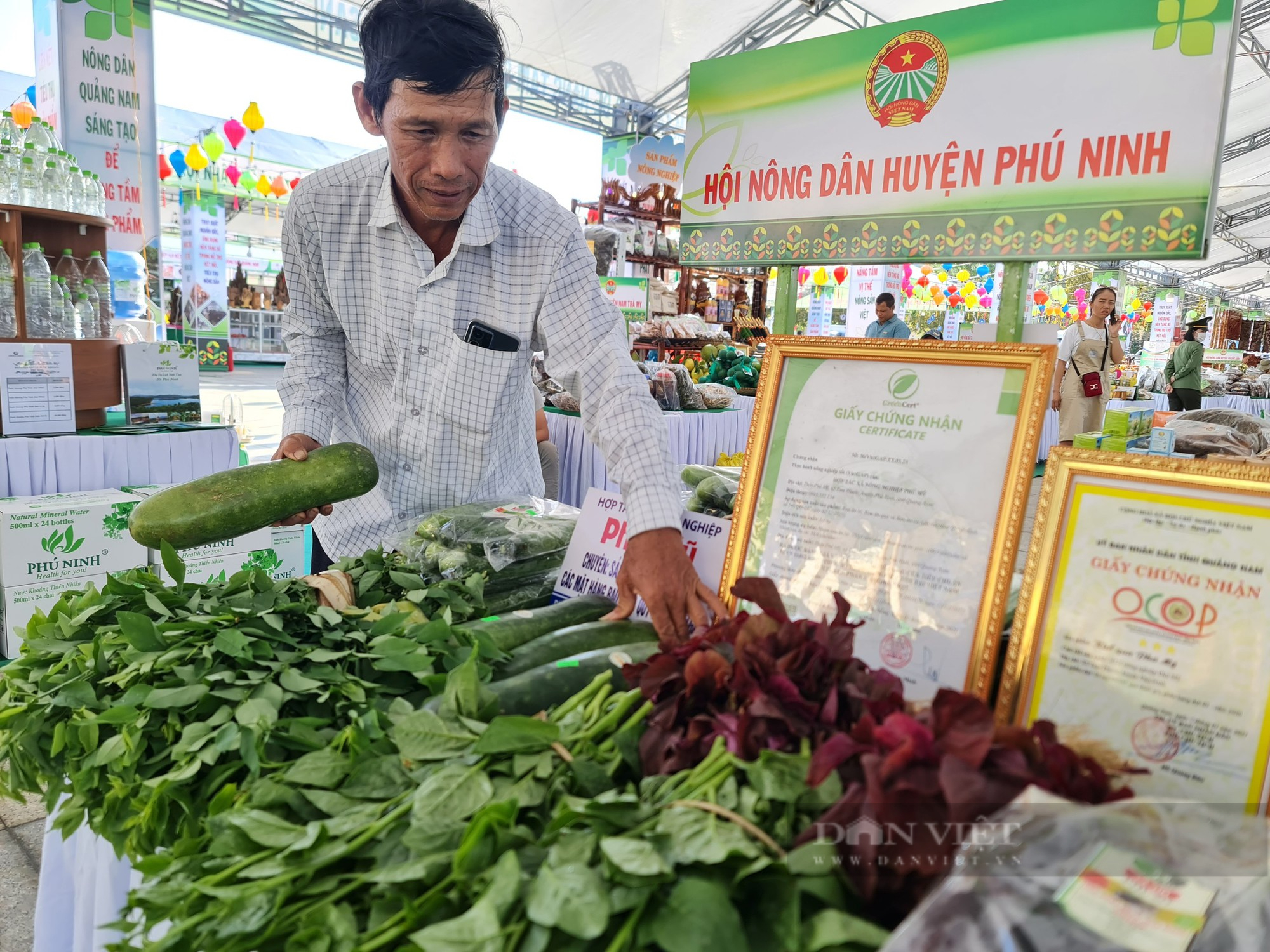 Phó Chủ tịch Hội Nông dân Việt Nam Đinh Khắc Đính khai mạc hội chợ nông sản ở Quảng Nam- Ảnh 6.