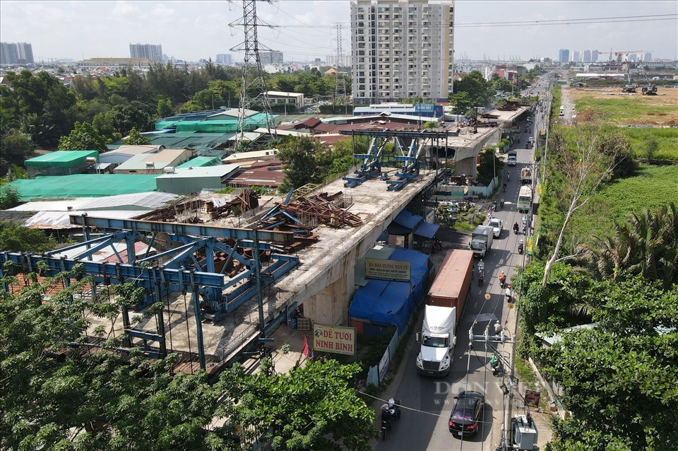 Những cây cầu chậm tiến độ ở TP.HCM: Giao thông hỗn loạn, cỏ dại mọc um tùm - Ảnh 1.