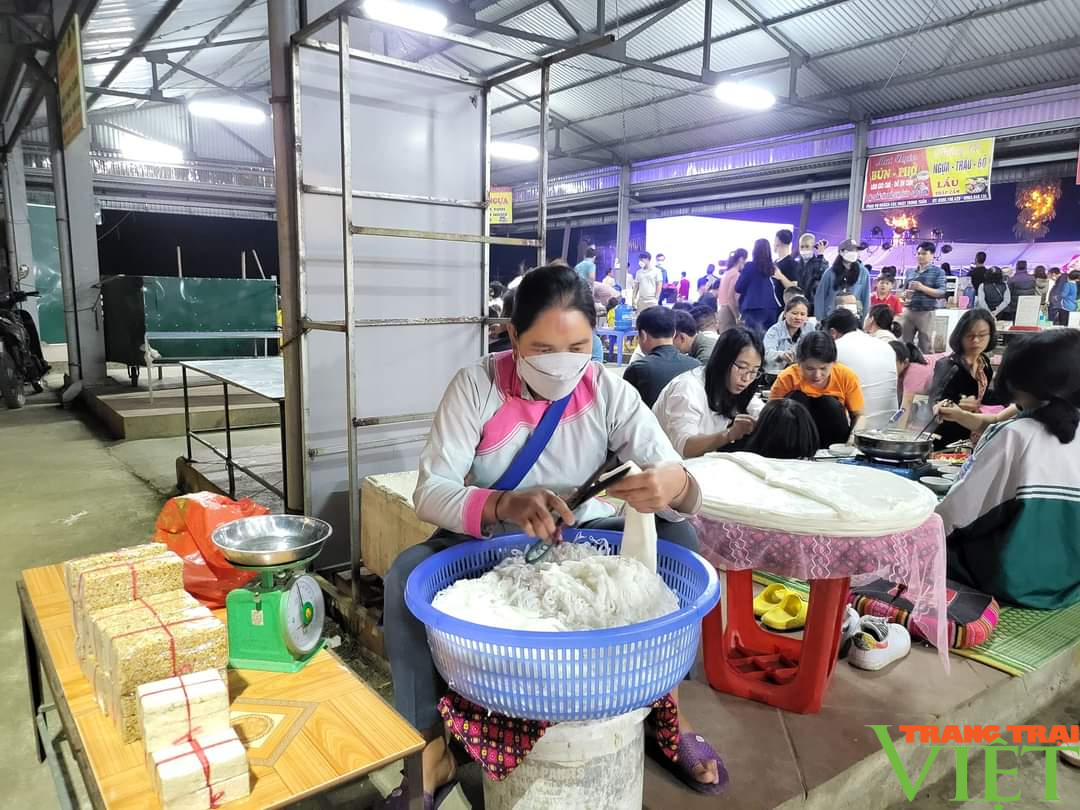Người dân thành phố Lai Châu nâng cao thu nhập từ chợ đêm San Thàng - Ảnh 2.