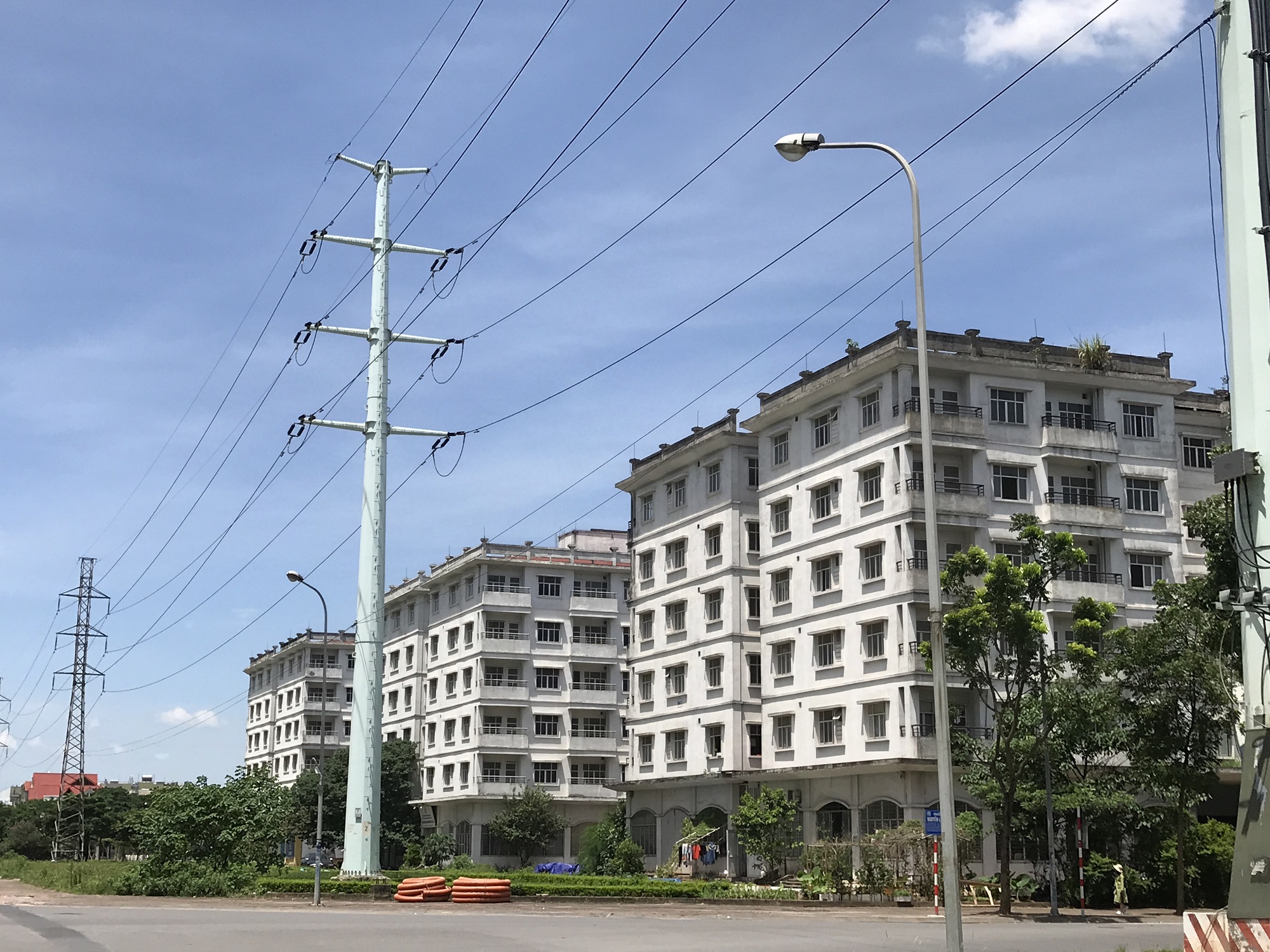 Ba tòa nhà tái định cư ở khu đô thị mới Sài Đồng hoàn thiện được 15 năm nhưng đến nay vẫn bỏ hoang (Ảnh: Thái Nguyễn)