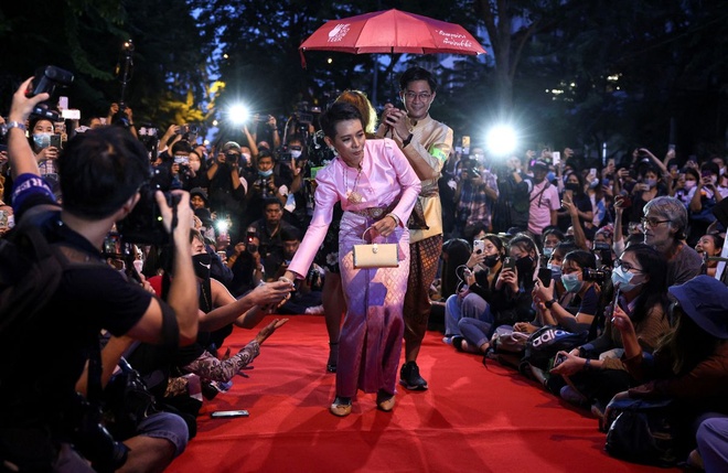 Lĩnh 2 năm tù vì mặc váy giống hoàng hậu Thái Lan - Ảnh 1.
