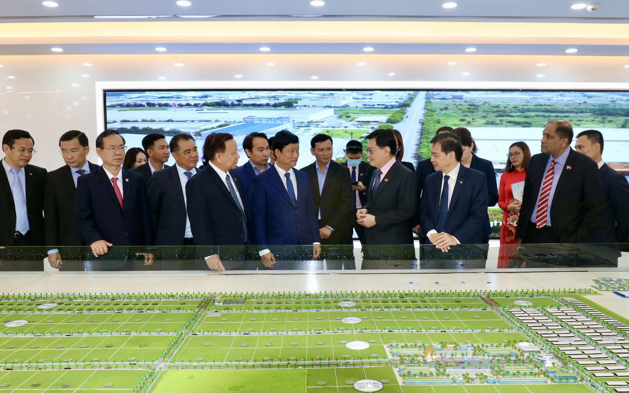 Phó Thủ tướng Singapore đến Bình Dương thăm khu công nghiệp VSIP I rộng 500ha