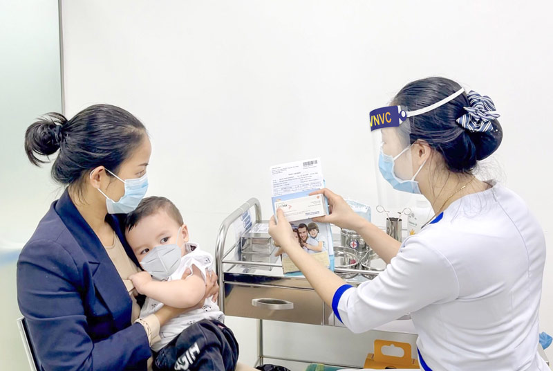 Lý do thiếu vaccine sởi, bạch hầu, ho gà, uốn ván tiêm cho trẻ em ở một địa phương - Ảnh 1.