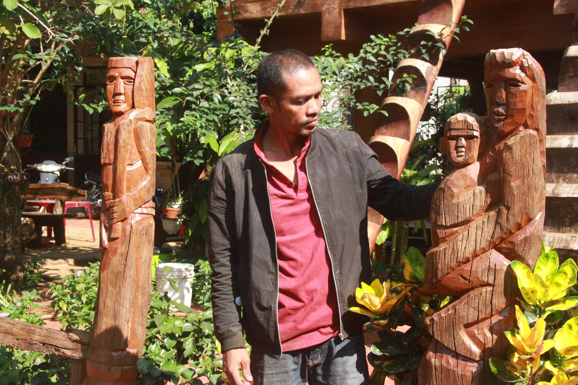 Chàng trai Ê Đê &quot;nặng lòng&quot; với nghệ thuật tạc tượng gỗ của dân tộc - Ảnh 2.