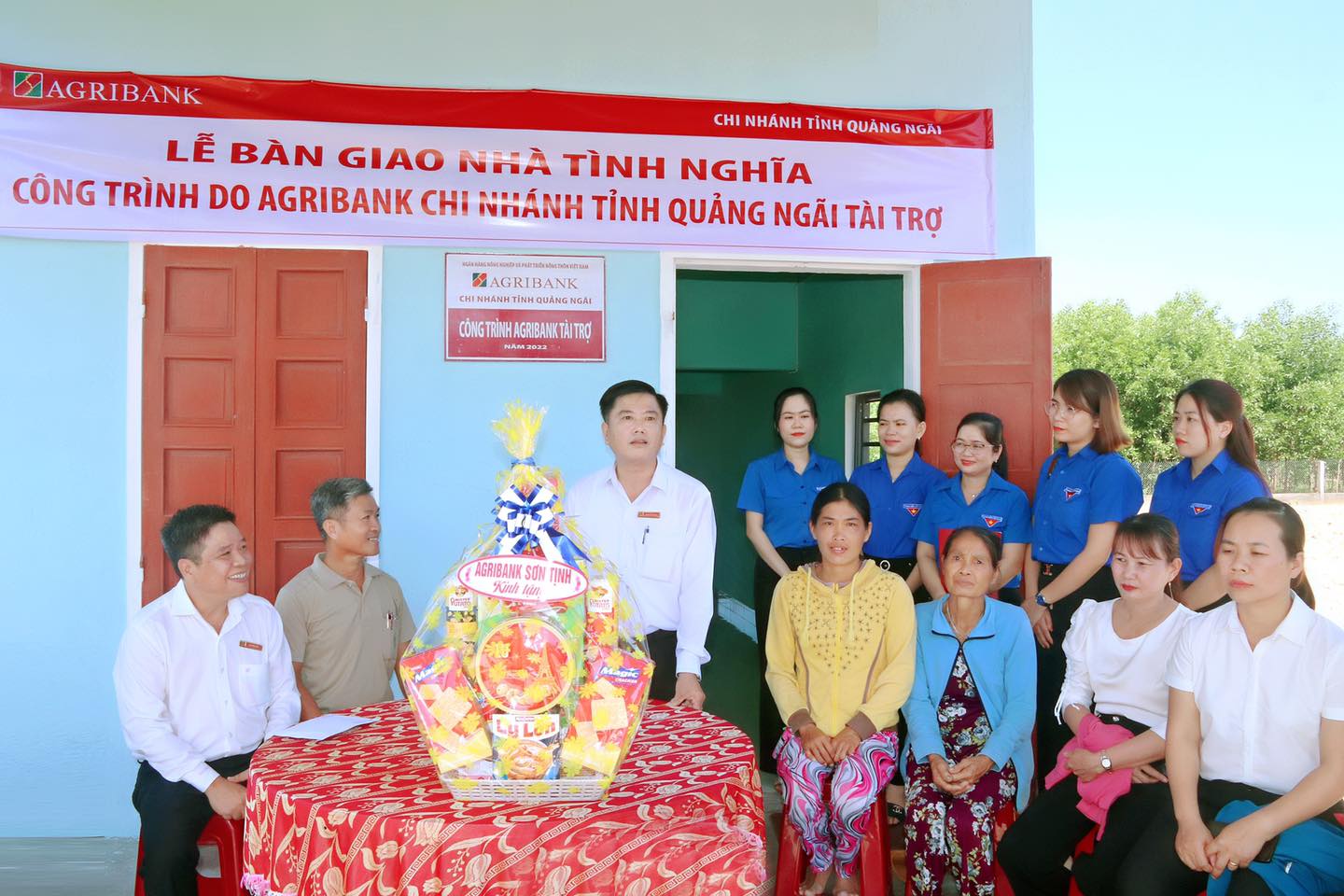 Agribank Quảng Ngãi trao nhà tình nghĩa cho gia đình có hoàn cảnh khó khăn - Ảnh 2.