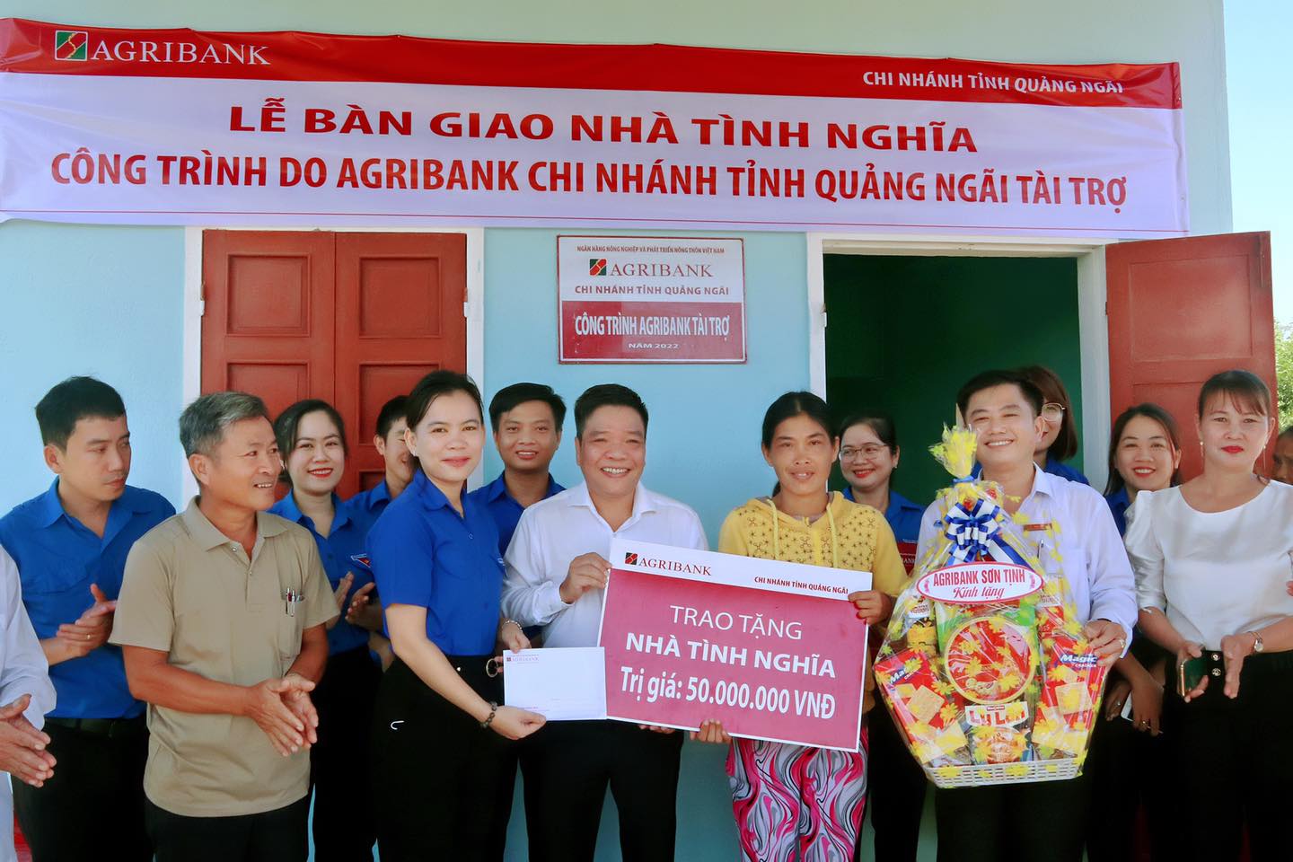 Agribank Quảng Ngãi trao nhà tình nghĩa cho gia đình có hoàn cảnh khó khăn - Ảnh 1.