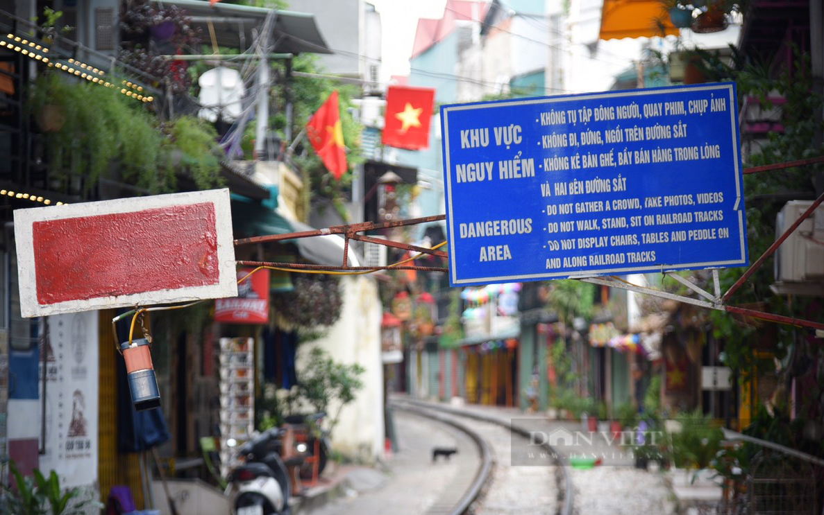 Hà Nội lại dựng hàng rào &quot;phong tỏa&quot; phố cà phê đường tàu - Ảnh 4.