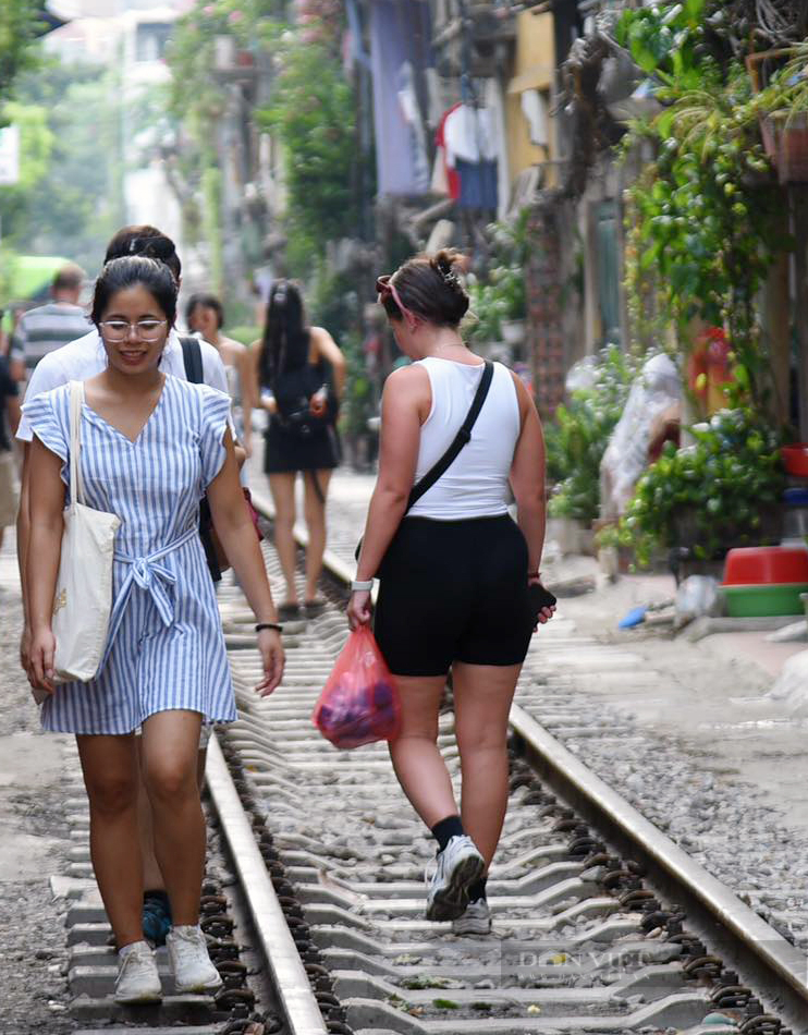 Hà Nội lại dựng hàng rào &quot;phong tỏa&quot; phố cà phê đường tàu - Ảnh 9.