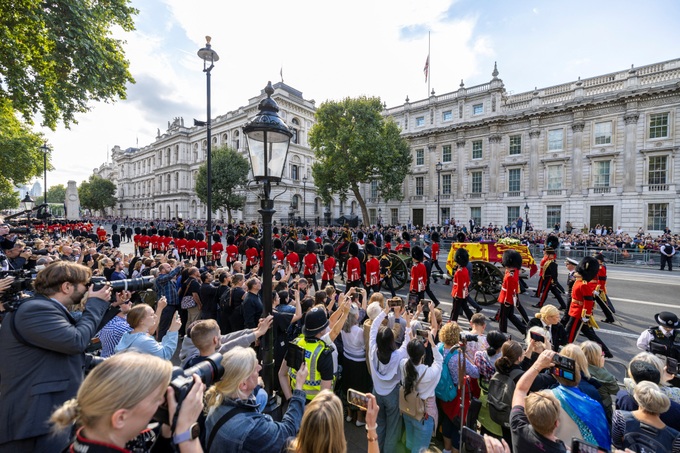 Linh cữu Nữ hoàng Anh được rước qua trung tâm London - Ảnh 6.
