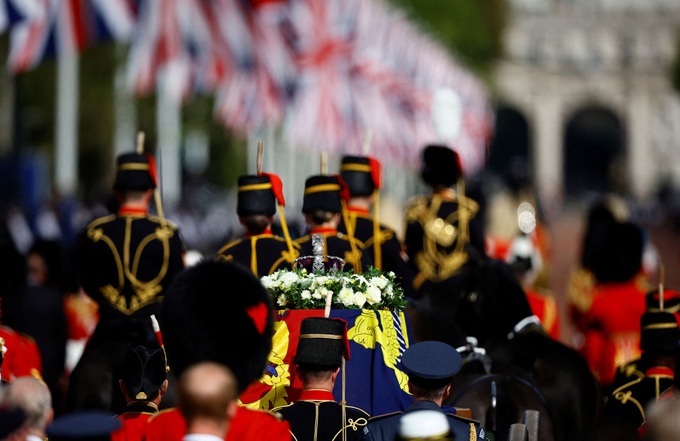 Linh cữu Nữ hoàng Anh được rước qua trung tâm London - Ảnh 10.