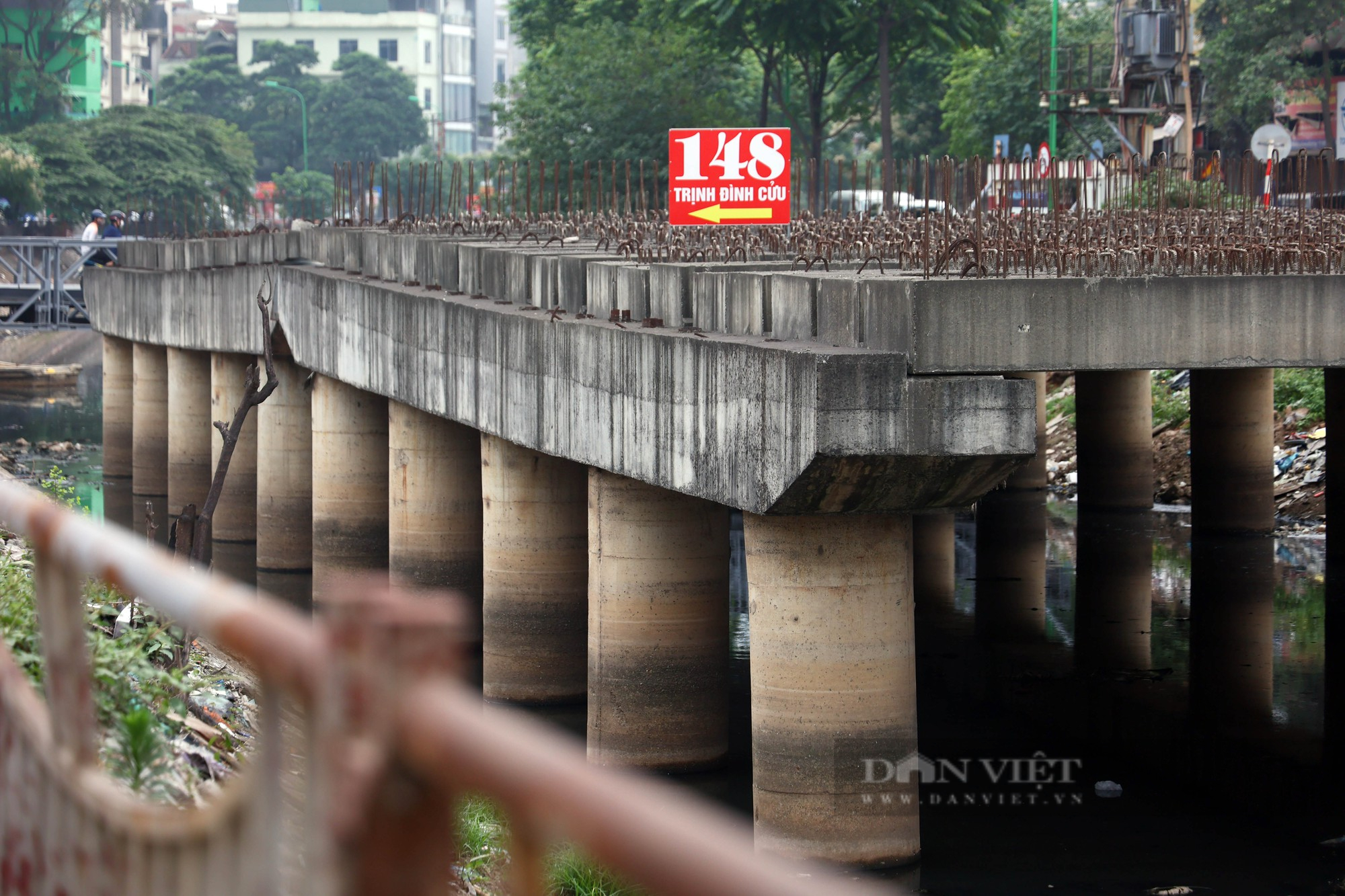 Cây cầu qua sông Lừ bị &quot;lãng quên&quot; 10 năm ở một quận của Hà Nội - Ảnh 3.