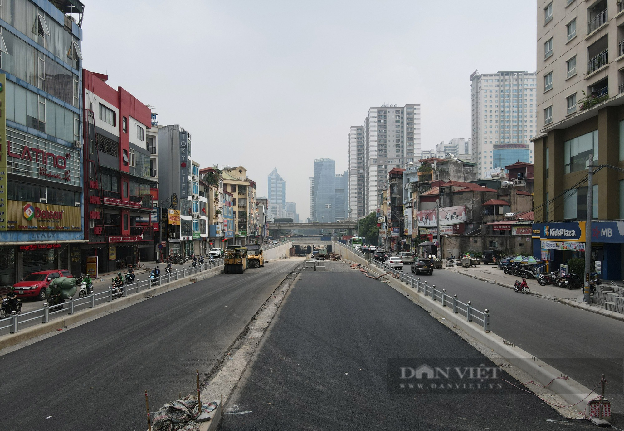 Hầm chui Lê Văn Lương được trải nhựa, gấp rút đợi ngày khánh thành - Ảnh 10.