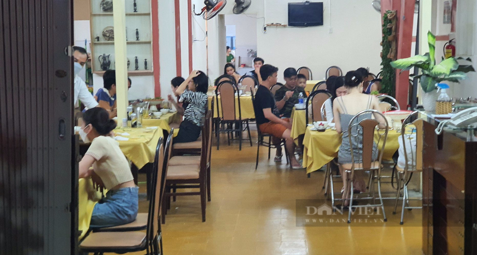 Sài Gòn quán: Lẩu mắm nhúng rau ăn đã thèm, gọi thêm cá lóc nướng, lươn bằm, ếch xào lăn là mở tiệc luôn - Ảnh 1.