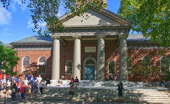 Harvard đứng đầu Top các trường sản sinh nhiều người siêu giàu nhất thế giới - Ảnh 1.