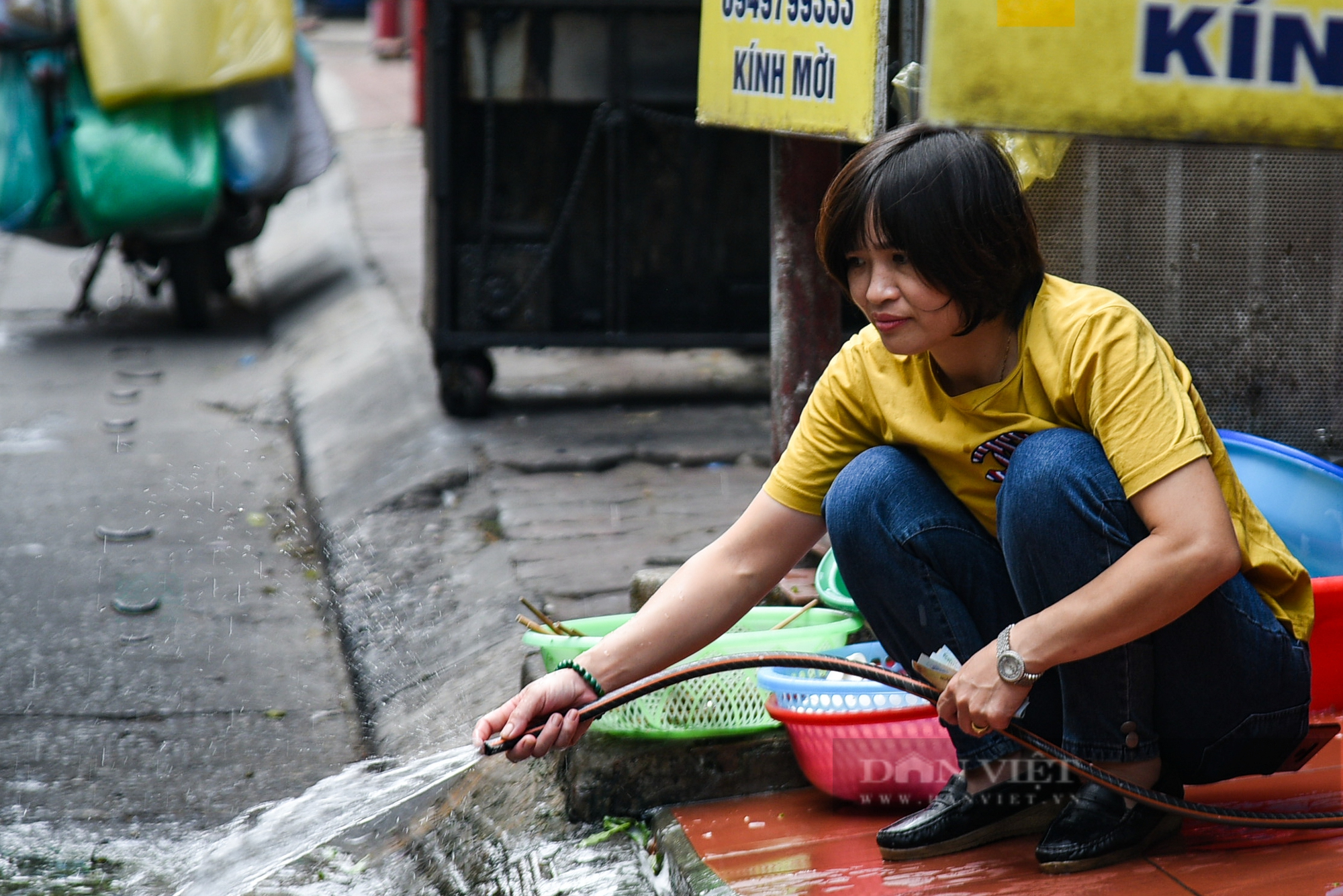 Hình ảnh lộn xộn, nhếch nhác tại tuyến phố kiểu mẫu ở Hà Nội - Ảnh 9.
