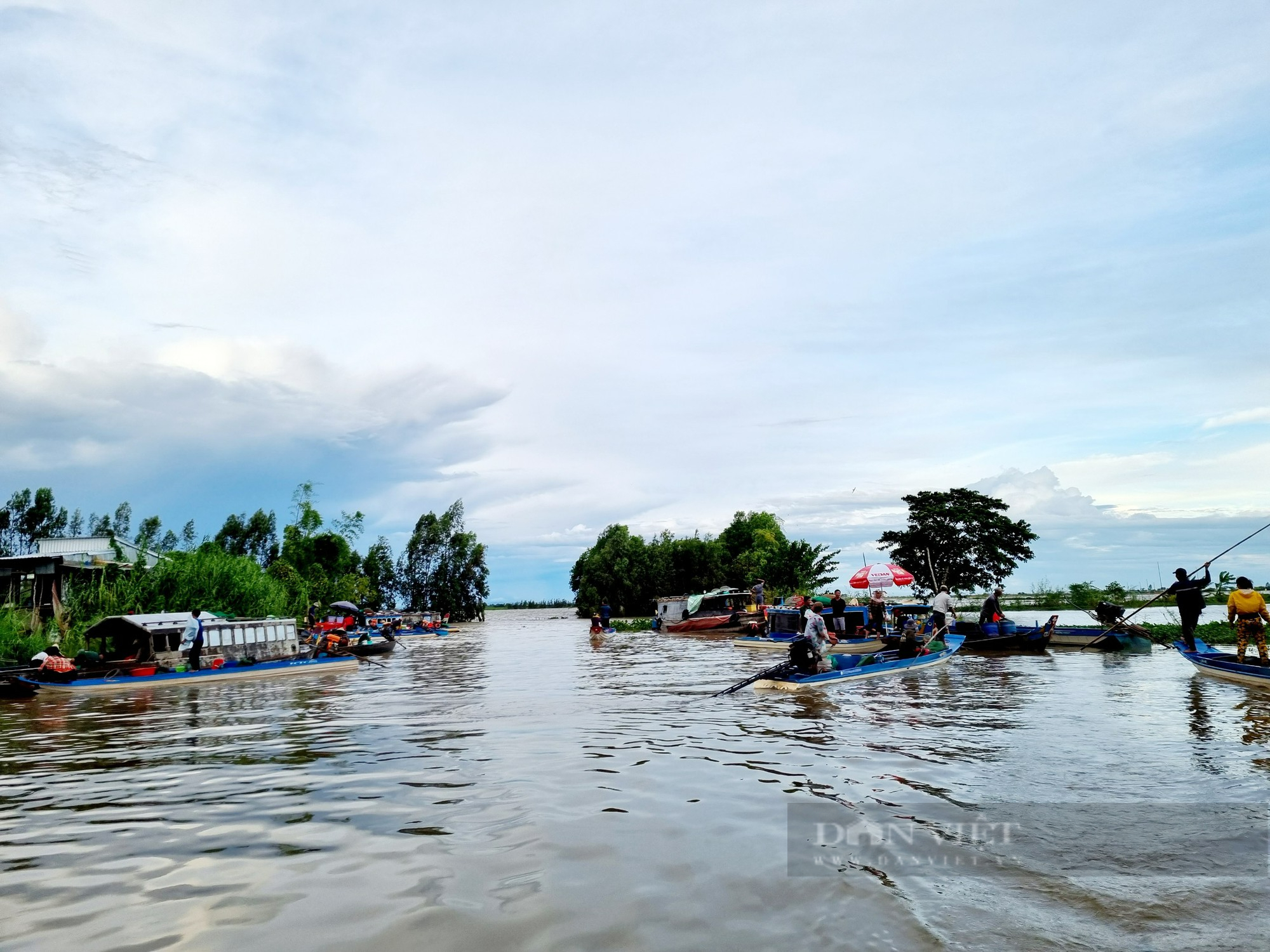 Phóng sự ảnh: Nhộn nhịp chợ giữa đồng vào mùa nước nổi nơi đầu nguồn biên giới An Giang - Ảnh 2.