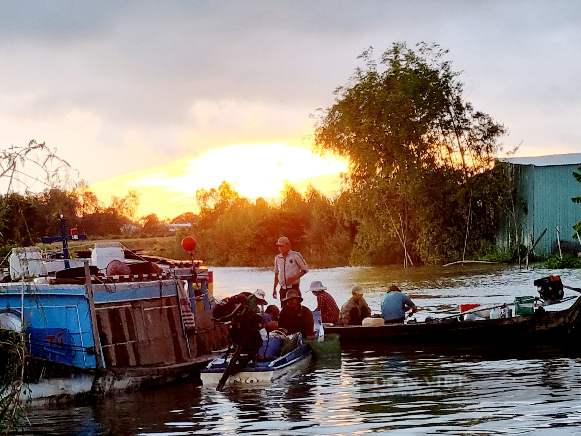 Phóng sự ảnh: Nhộn nhịp chợ giữa đồng vào mùa nước nổi nơi đầu nguồn biên giới An Giang - Ảnh 3.